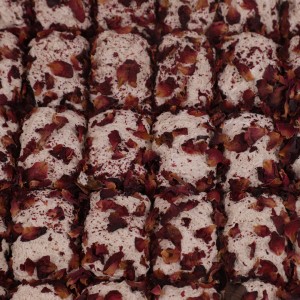 Baklava Dilimli Güllü Helva